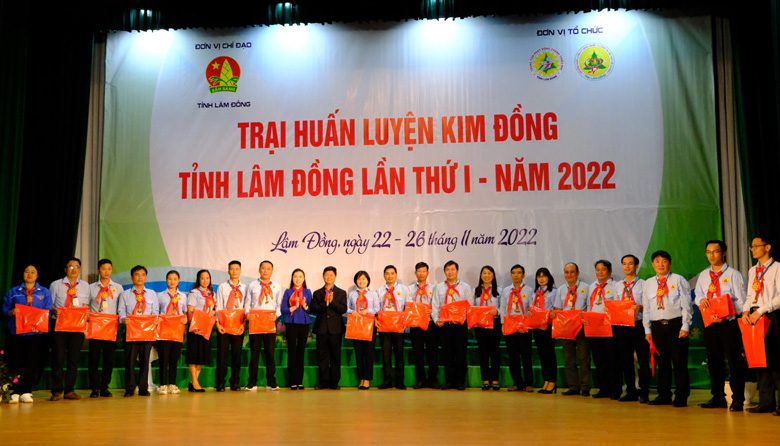 Hội đồng Đội, Trung tâm Hoạt động Thanh thiếu nhi tỉnh tặng quà các thành viên Hội đồng huấn luyện kỹ năng, nghiệp vụ công tác Đội tỉnh Lâm Đồng