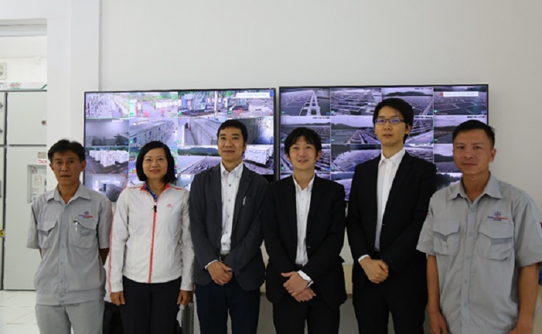 Ông Ihara Hidenori (thứ tư từ trái sang) và các cán bộ JICA tham quan nhà máy điện mặt trời Đa Mi