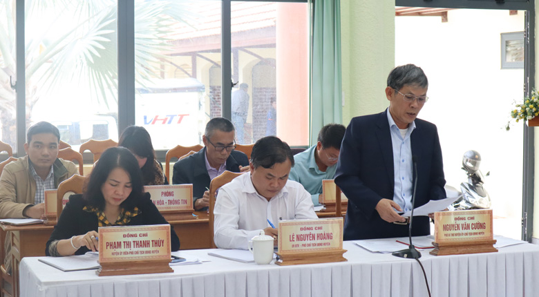 Đồng chí Nguyễn Văn Cường - Chủ tịch UBND huyện Đức Trọng, báo cáo tại hội nghị