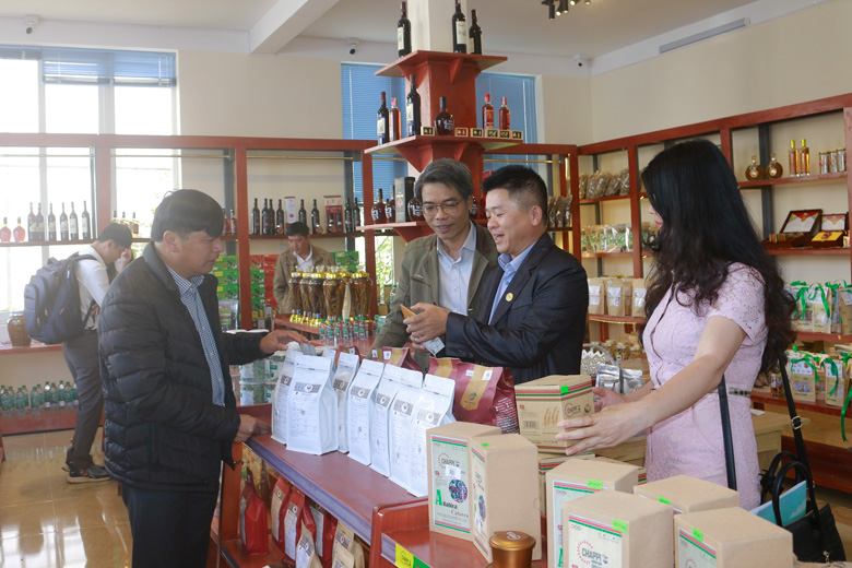 Các sản phẩm OCOP của huyện Lạc Dương được trưng bày tại Trung tâm Giới thiệu sản phẩm OCOP huyện