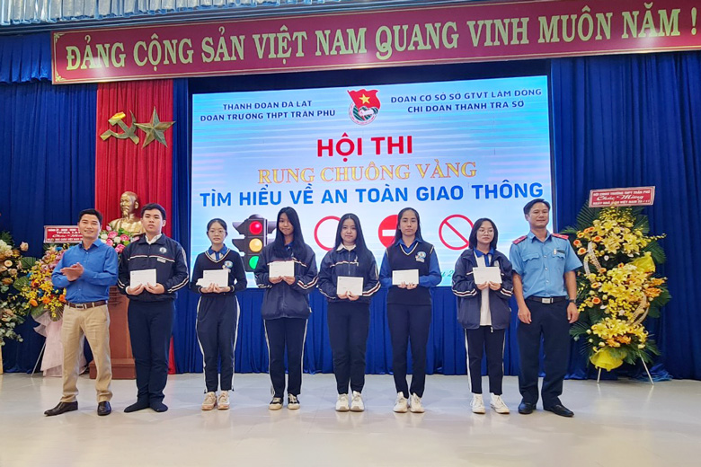 Trao học bổng cho học sinh vượt khó học giỏi tại Trường THPT Trần Phú