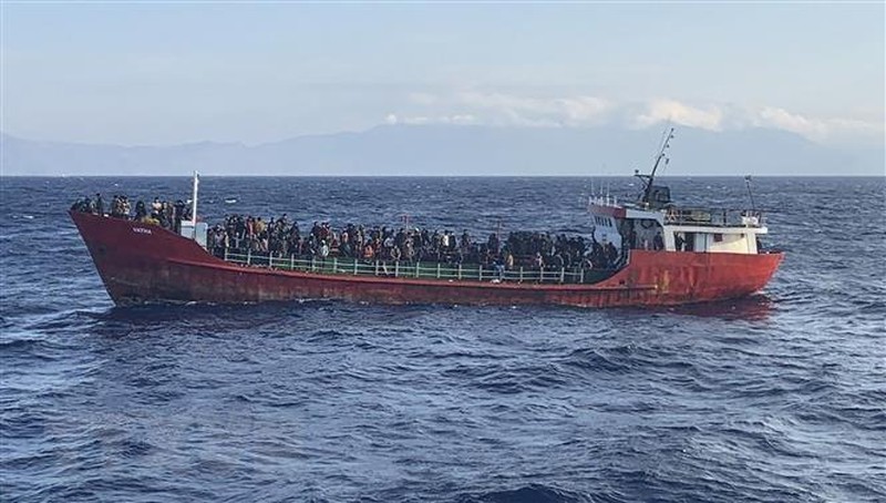 Tàu của Lực lượng Bảo vệ bờ biển Hellenic giải cứu người di cư ngoài khơi đảo Crete, Hy Lạp, ngày 29/10/2021
