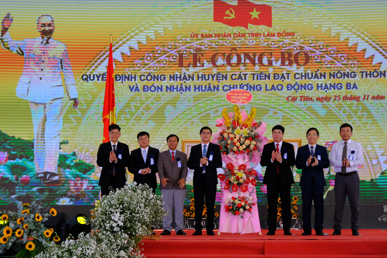 Đại diện lãnh đạo tỉnh trao tặng lẵng hoa của Tỉnh ủy, HĐND, UBND, Ủy ban MTTQ Việt Nam tỉnh Lâm Đồng chúc mừng huyện Cát Tiên