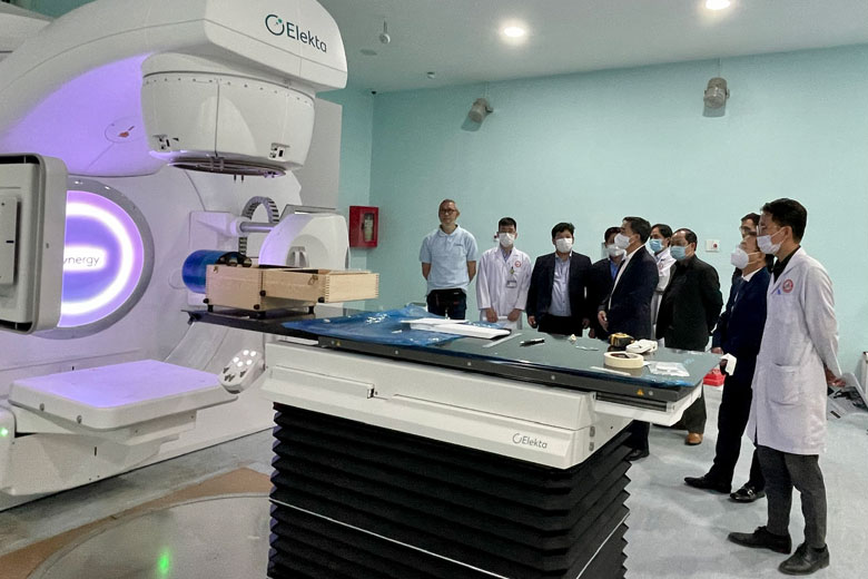 Thứ trưởng Bộ Y tế Trần Văn Thuấn thăm Khoa Ung Bướu BVĐK Lâm Đồng vừa đầu tư máy xạ trị gia tốc synergy năng lượng cao