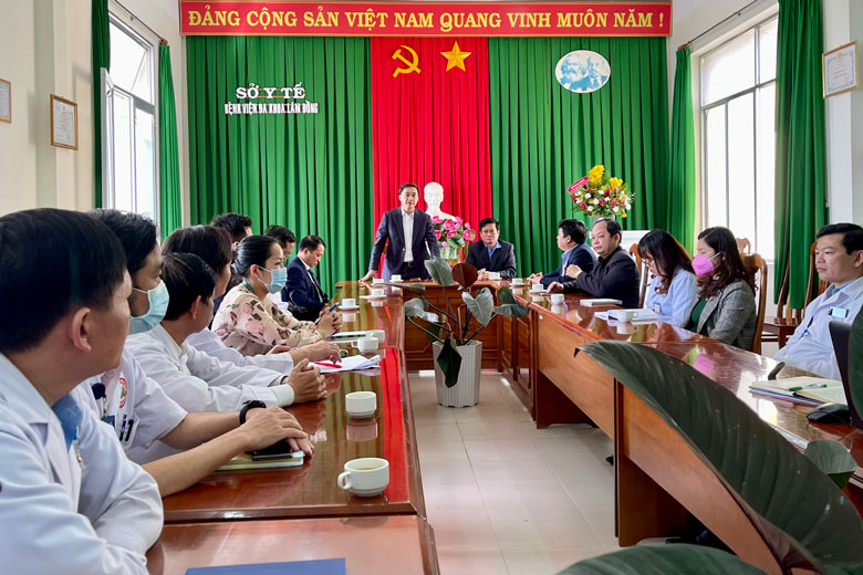Thứ trưởng Bộ Y tế Trần Văn Thuấn làm việc với BVĐK Lâm Đồng