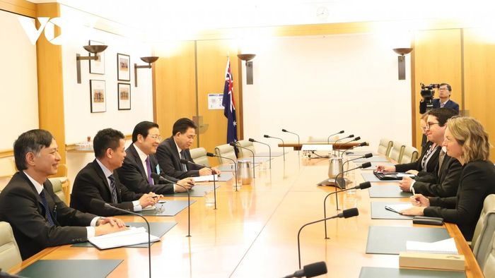 Trưởng Ban Nội chính Trung ương Phan Đình Trạc làm việc với Hạ nghị sỹ Patrick Gorman, Đồng Bộ trưởng, Cố vấn của Thủ tướng Australia.