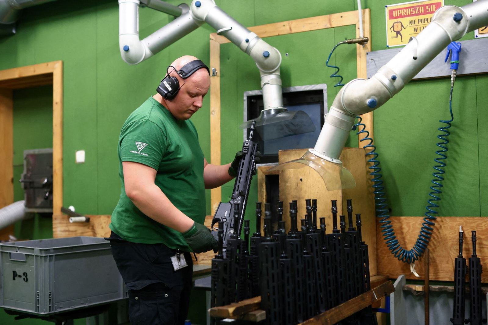 Một công nhân kiểm tra chất lượng bắn của hệ thống súng trường tấn công tại nhà máy sản xuất vũ khí PGZ ở Ba Lan
