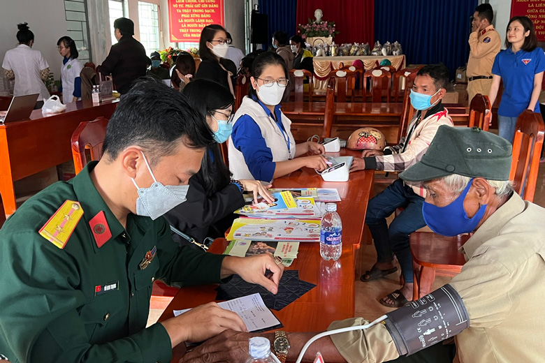 Ban Quân dân y tỉnh Lâm Đồng khám chữa bệnh cho người dân xã Sơn Điền