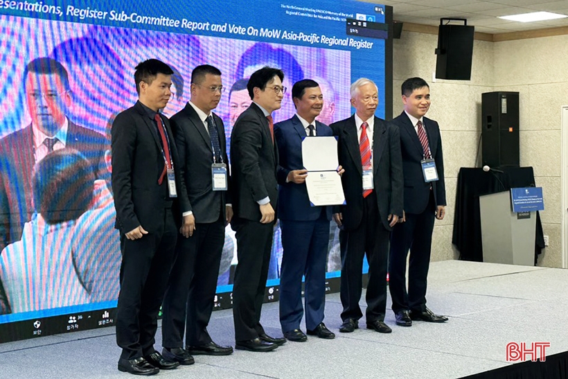 Đại diện Ủy ban Ký ức thế giới UNESCO khu vực châu Á - Thái Bình Dương trao giấy chứng nhận cho đoàn Hà Tĩnh.
