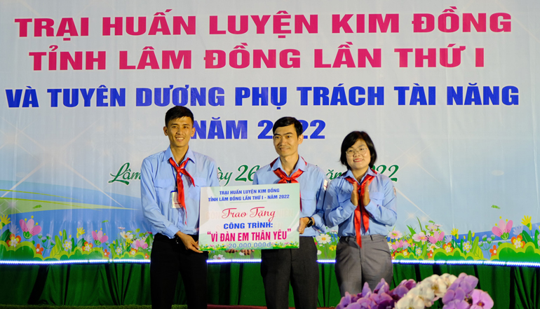 Ban tổ chức Trại huấn luyện tặng công trình “Vì đàn em thân yêu”- cho Trường THCS Bảo Thuận, huyện Di Linh