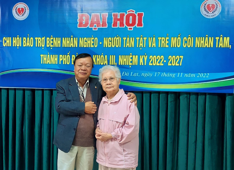 Cụ Trần Thu Phương cùng ông Trần Lực – Chủ tịch Hội Bảo trợ Bệnh nhân nghèo, Người tàn tật và Trẻ mồ côi tỉnh Lâm Đồng chụp hình lưu niệm tại Đại hội Chi hội Nhân Tâm