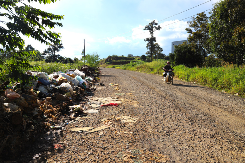 Nhiều bãi rác nhếch nhác gây ô nhiễm môi trường trên đường tránh