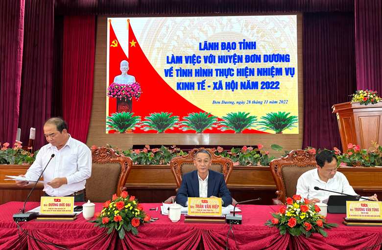 Chủ tịch UBND tỉnh Lâm Đồng Trần Văn Hiệp và lãnh đạo huyện Đơn Dương chủ trì buổi làm việc