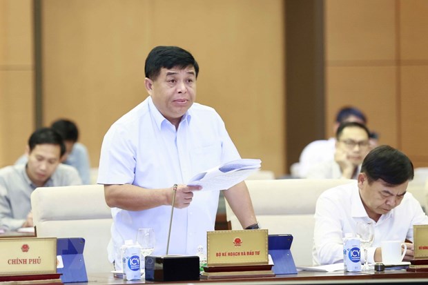 Bộ trưởng Bộ Kế hoạch và Đầu tư Nguyễn Chí Dũng trình bày tờ trình