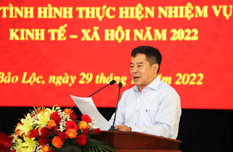 Chủ tịch UBND TP Bảo Lộc Nguyễn Văn Phương báo cáo tại buổi làm việc