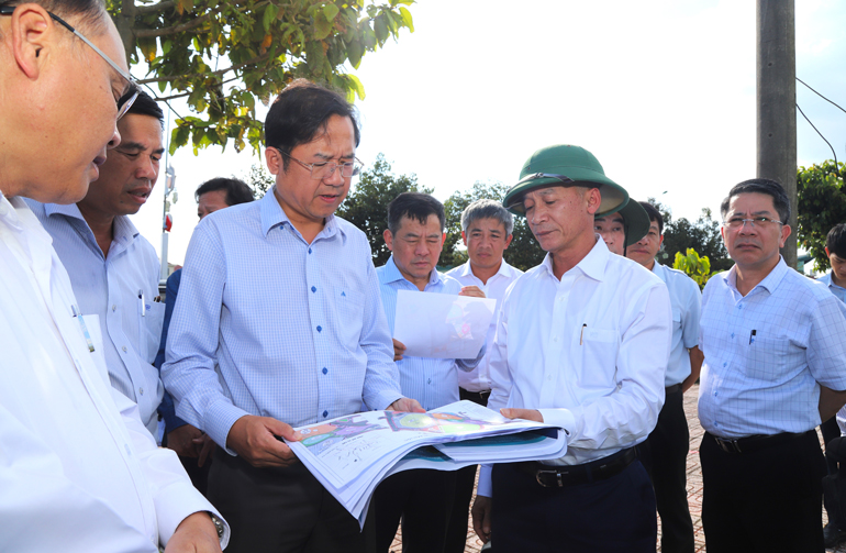 Chủ tịch UBND tỉnh Lâm Đồng Trần Văn Hiệp kiểm tra thực tế khu vực quy hoạch xây dựng Khu liên hợp Nhà Thiếu nhi Bảo Lộc