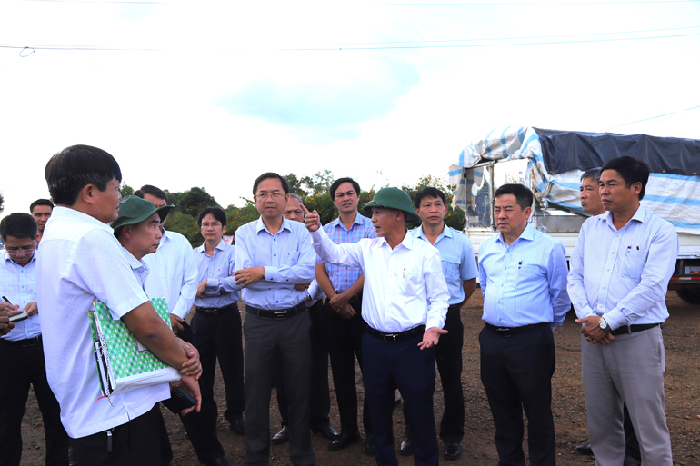 Chủ tịch UBND tỉnh Lâm Đồng Trần Văn Hiệp kiểm tra thực tế và chỉ đạo các nội dung liên quan tại Sân bay Lộc Phát