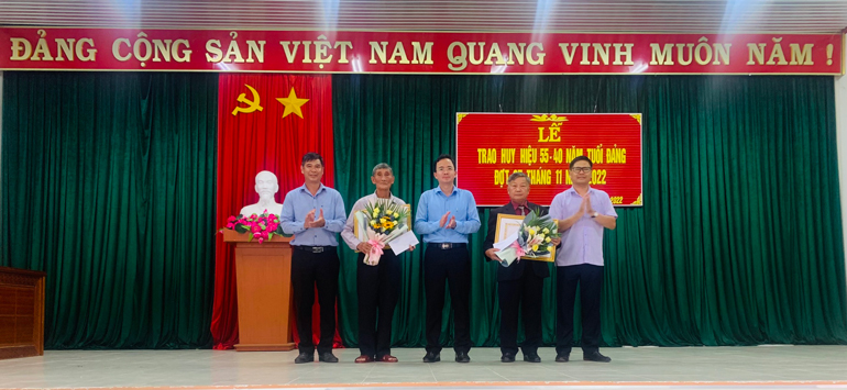 Bí thư Huyện uỷ Đam Rông Nguyễn Văn Lộc và đại diện lãnh đạo các xã trao Huy hiệu 40 và 55 tuổi Đảng cho 2 đảng viên thuộc Đảng bộ xã Đạ R’Sal