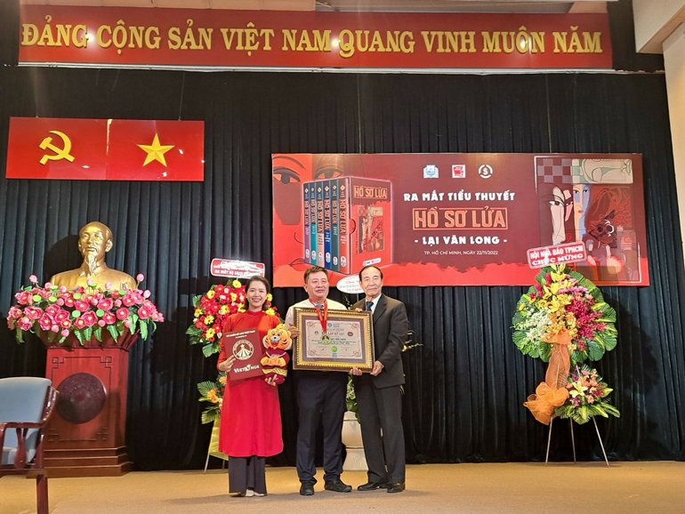 Tác giả Lại Văn Long nhận huy chương và chứng nhận kỷ lục của tổ chức Kỷ lục Việt Nam