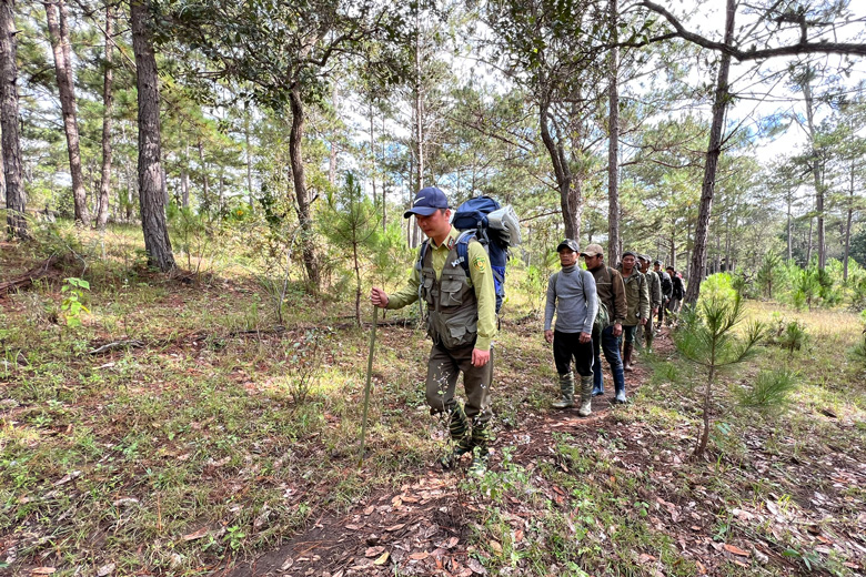 Người dân cùng với lực lượng kiểm lâm Vườn Quốc gia Bidoup - Núi Bà đi tuần tra rừng