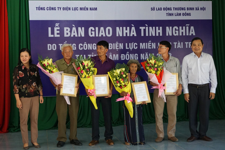 Đại diện lãnh đạo EVN SPC và Sở LĐTBXH tỉnh trao nhà tình nghĩa cho các hộ gia đình tại huyện Đam Rông