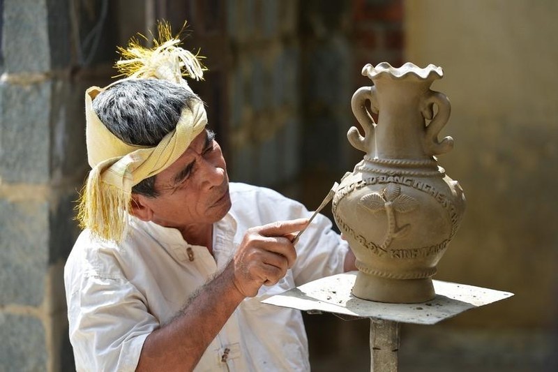 Nghệ nhân làm gốm ở làng Bàu Trúc, tỉnh Ninh Thuận