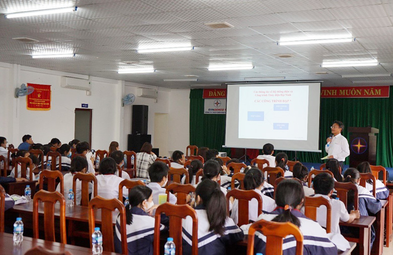 Tuyên truyền cho giáo viên và học sinh Trường THCS Ninh Gia