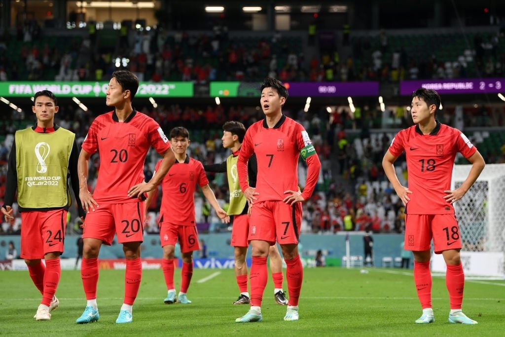 Các cầu thủ đội tuyển Hàn Quốc thẫn thờ sau trận thua 2-3 trước Ghana. Ảnh: Internet