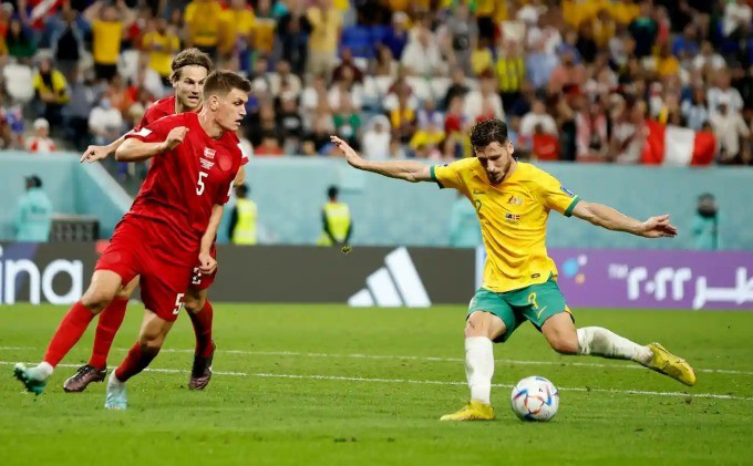 Australia (áo vàng) trong trận thắng Đan Mạch 1 - 0, là đại diện châu Á đầu tiên lọt vào vòng 1/8 của World Cup 2022, ảnh Internet 