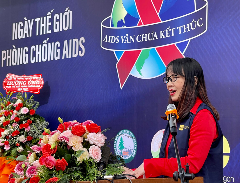 Bà Nguyễn Thu Hằng – Trưởng đại diện Quỹ chăm sóc sức khỏe AIDS Hoa Kỳ (AHF) tại Việt Nam phát biểu