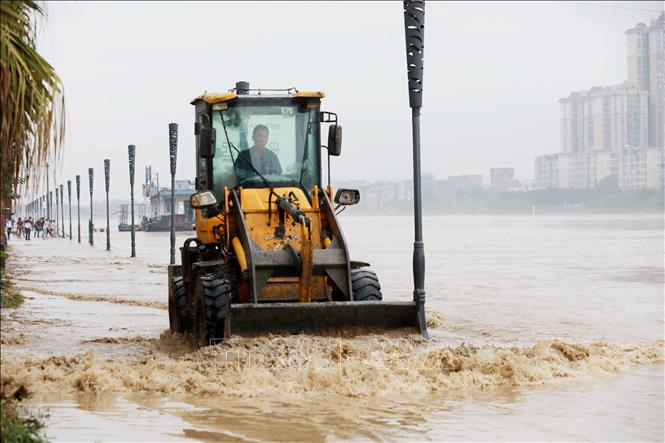 Một tuyến đường ở Rongan, tỉnh Quảng Tây, Trung Quốc, bị ngập nước lũ sau những trận mưa lớn ngày 5/6/2022