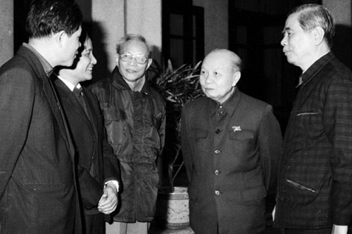 Đồng chí Trường Chinh trò chuyện với các thành viên Ban Soạn thảo văn kiện Đại hội VI, tháng 11-1986