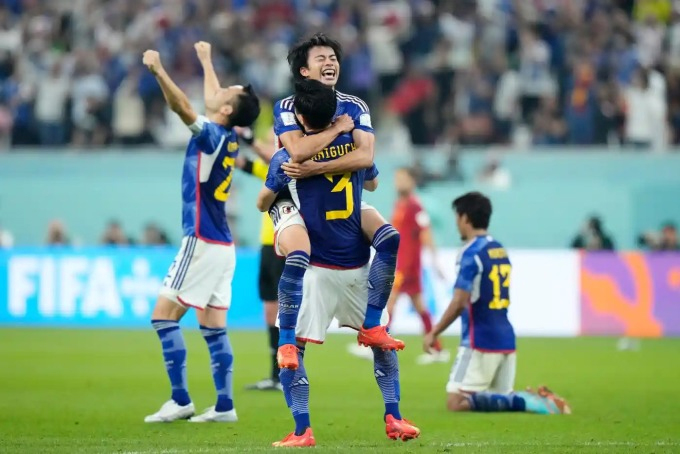Các cầu thủ Nhật Bản vui mùng trong trận thắng 2 - 1 trước Tây Ban Nha, dẫn đầu bảng E hiên ngang vào vòng 1/8, ảnh Internet 