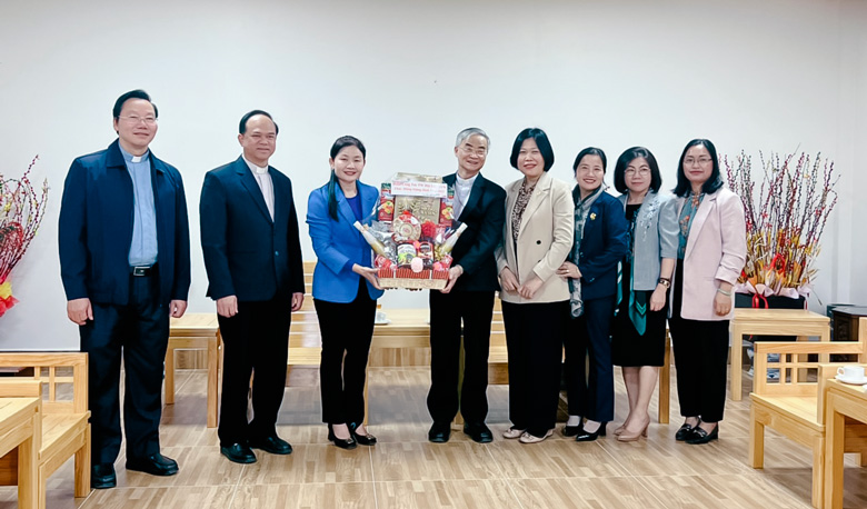 Đoàn công tác Trung ương Hội LHPN Việt Nam chúc mừng Giáng sinh Tòa Giám mục Đà Lạt