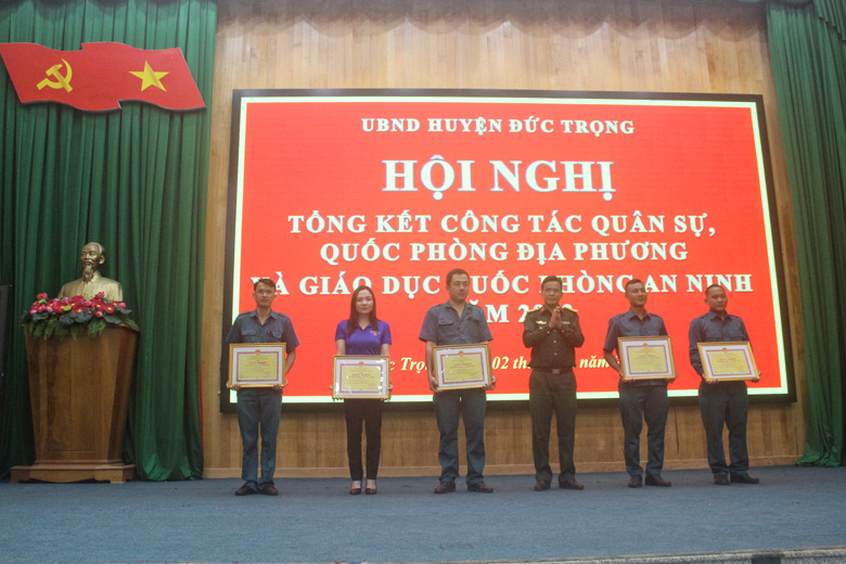 Đồng chí Nguyễn Văn Thành – Chỉ huy trưởng Ban Chỉ huy Quân sự huyện Đức Trọng trao giấy khen cho các tập thể đạt thành tích cao trong phong trào thi đua quyết thắng
