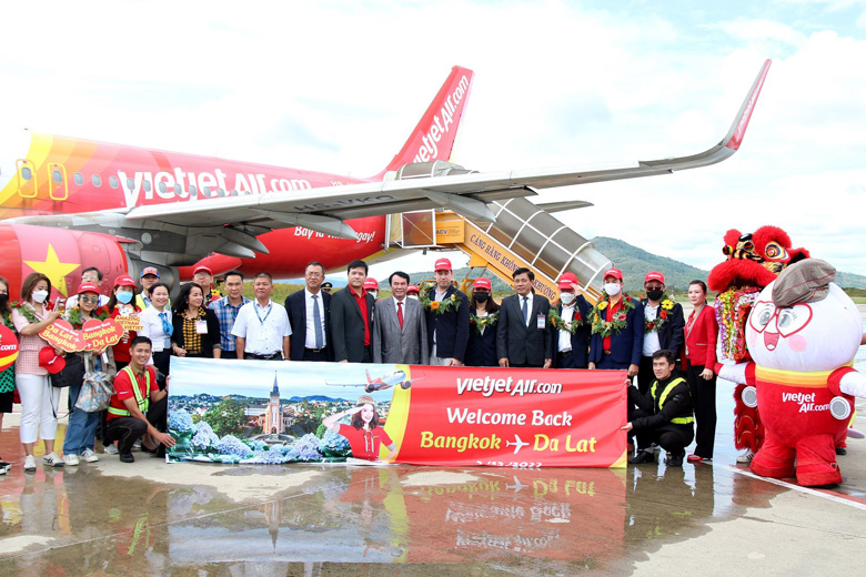 Đồng chí Phạm S - Phó Chủ tịch UBND tỉnh, cùng đại diện các sở, ngành, địa phương tặng hoa cho các vị khách đầu tiên đáp xuống sân bay Liên Khương