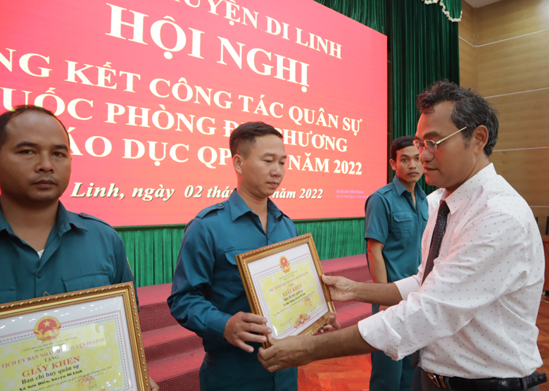 Ông K’Broi – Phó Bí thư Thường trực Huyện uỷ Di Linh tặng giấy khen cho các tập thể có thành tích tiêu biểu