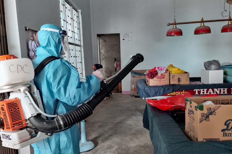 Trung tâm Y tế huyện Cát Tiên thực hiên phun thuốc hóa chất, khử trùng các ổ dịch
