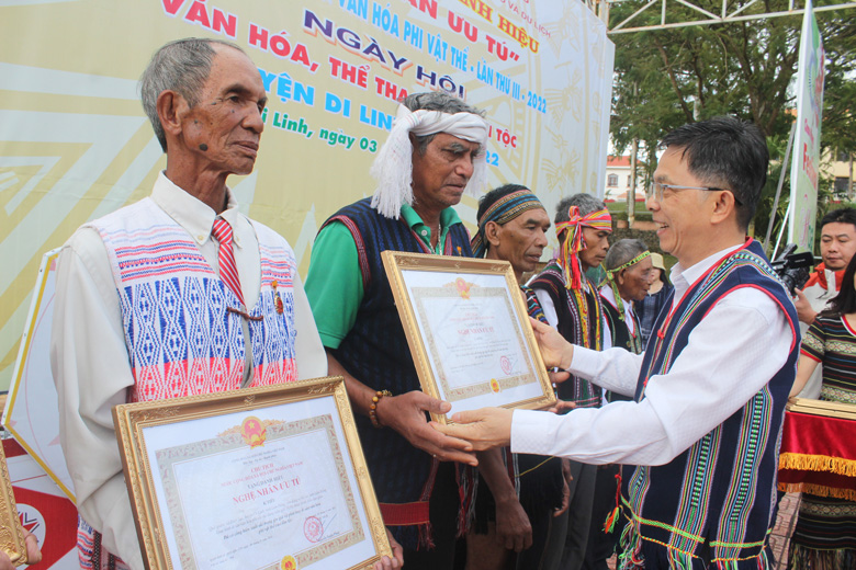 Ông Đặng Trí Dũng - Phó Chủ tịch UBND tỉnh Lâm Đồng trao tặng danh hiệu “Nghệ nhân ưu tú” cho các nghệ nhân được Chủ tịch nước phong tặng