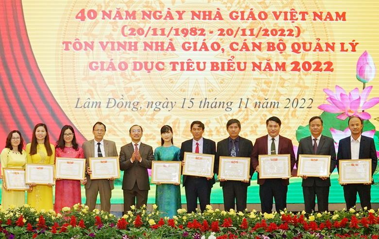 Thầy Thái Anh Long (thứ 4 từ phải qua) cùng các đồng nghiệp được tôn vinh nhà giáo, cán bộ quản lý giáo dục tiêu biểu năm 2022
