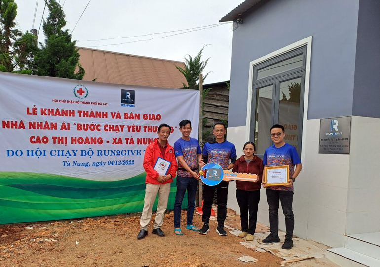 Hội Chữ thập đỏ TP Đà Lạt phối hợp với nhà tài trợ Hội Chạy Bộ Run2Give bàn giao nhà nhân ái tại xã Tà Nung (TP Đà Lạt)
