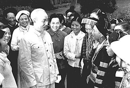 Bác Hồ thăm bà con nông dân xã Hùng Sơn, huyện Đại Từ, tỉnh Thái Nguyên đang thu hoạch vụ lúa đầu tiên sau cải cách ruộng đất, năm 1954. Ảnh tư liệu