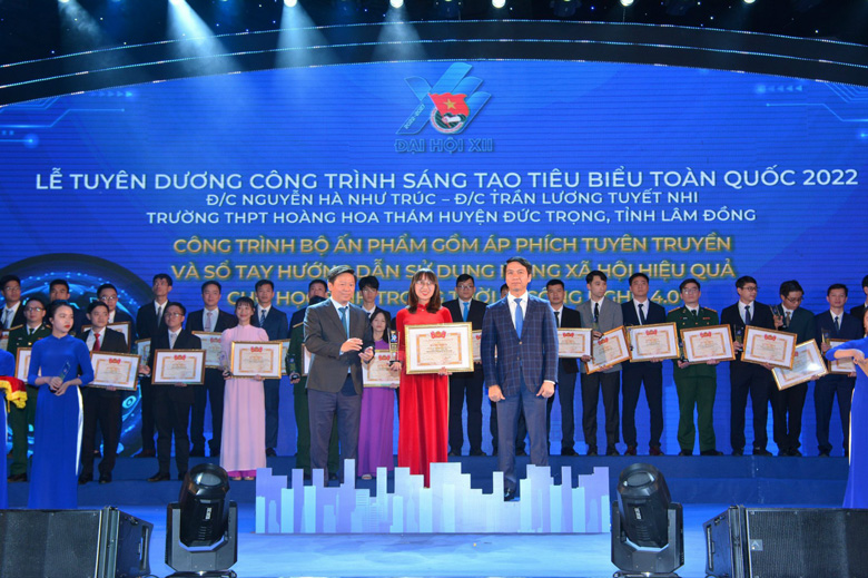 Đại diện nhóm tác giả Nguyễn Hà Như Trúc và Trần Lương Tuyết Nhi nhận Bằng khen của Trung ương Đoàn tại Liên hoan Tuổi trẻ sáng tạo năm 2022
