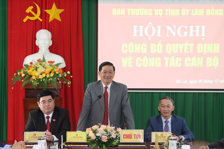 Bí thư Tỉnh ủy Lâm Đồng Trần Đức Quận phát biểu giao nhiệm vụ cho tân Bí thư Thành ủy Đà Lạt