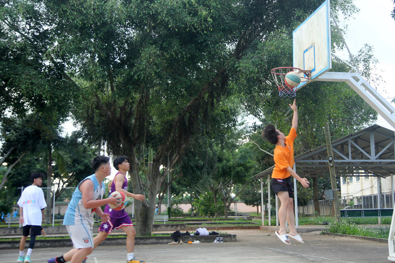 Học sinh Trường THPT Nguyễn Viết Xuân say mê tập luyện bóng rổ