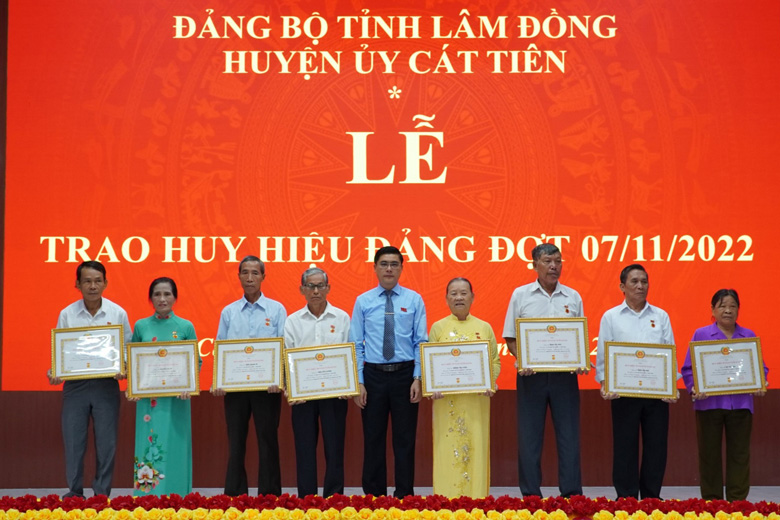 Đồng chí Nguyễn Khắc Bình – Bí thư Huyện ủy Cát Tiên trao Huy hiệu Đảng cho các đảng viên