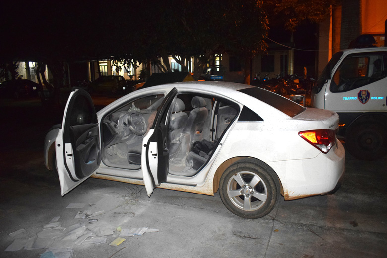 Xe ô tô do Hùng điều khiển vi phạm nồng độ cồn và tự Hùng đốt giấy tờ làm cháy ghế được Công an huyện Bảo Lâm giải cứu kịp thời