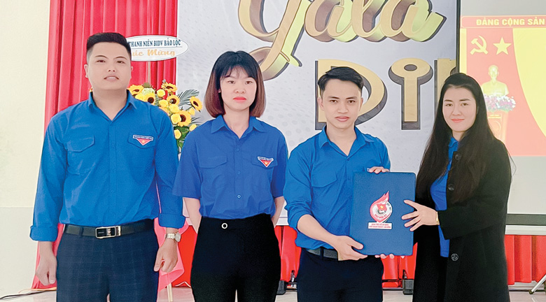 Trao quyết định thành lập Chi đoàn Công ty TNHH Xuất nhập khẩu Tân Thành Nam