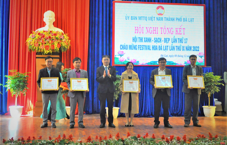 Trao giấy khen của UBND thành phố Đà Lạt cho cơ quan đơn vị dẫn đầu khối tại hội thi 