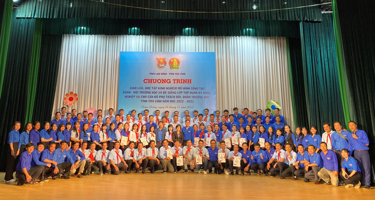 Các đại biểu 2 tỉnh Lâm Đồng và Trà Vinh tham gia trao đổi, chia sẻ kinh nghiệm công tác Đoàn - Đội trường học tại địa phương